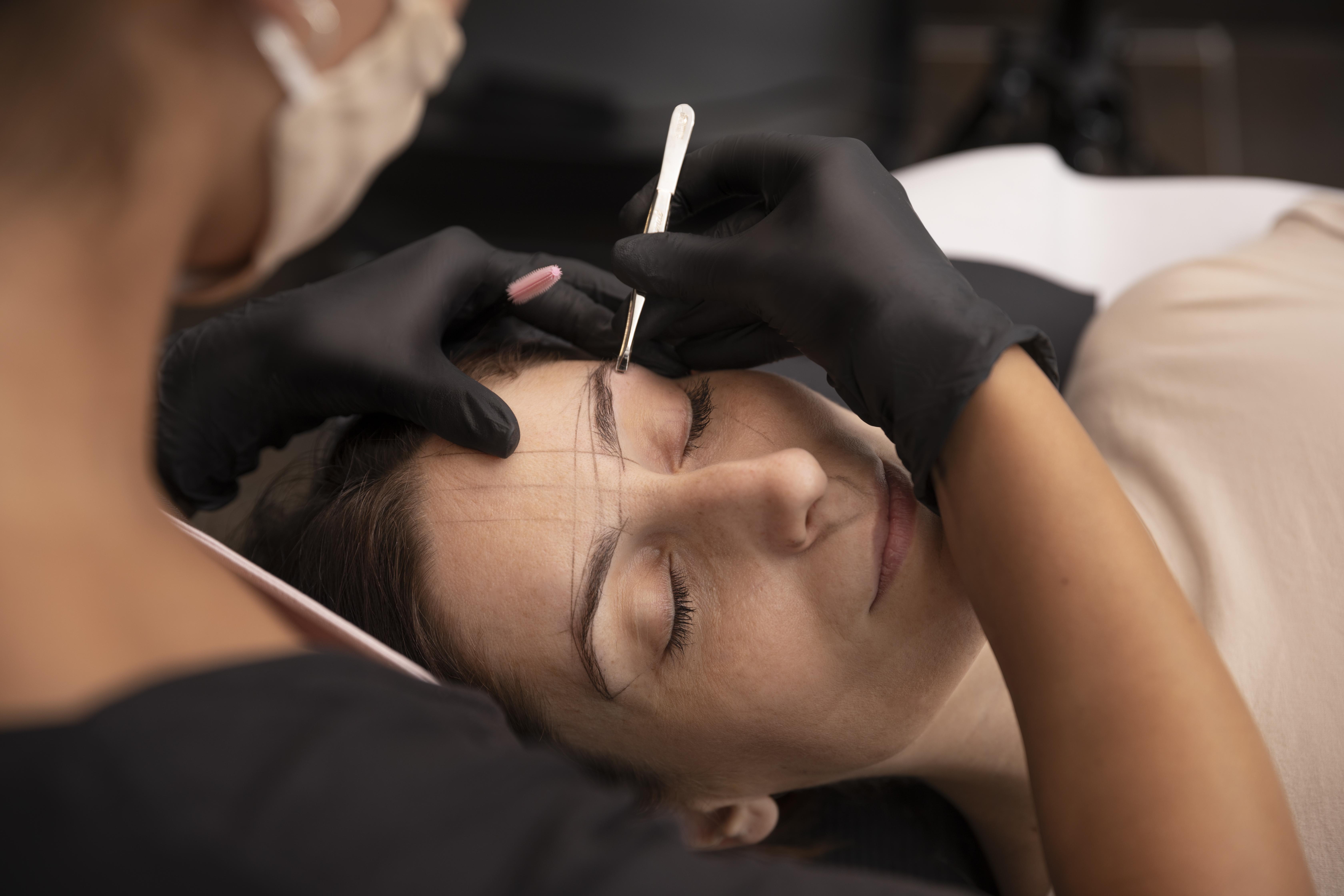 Tienda de salud y belleza en Bogotá: diseño, laminado y depilación de cejas